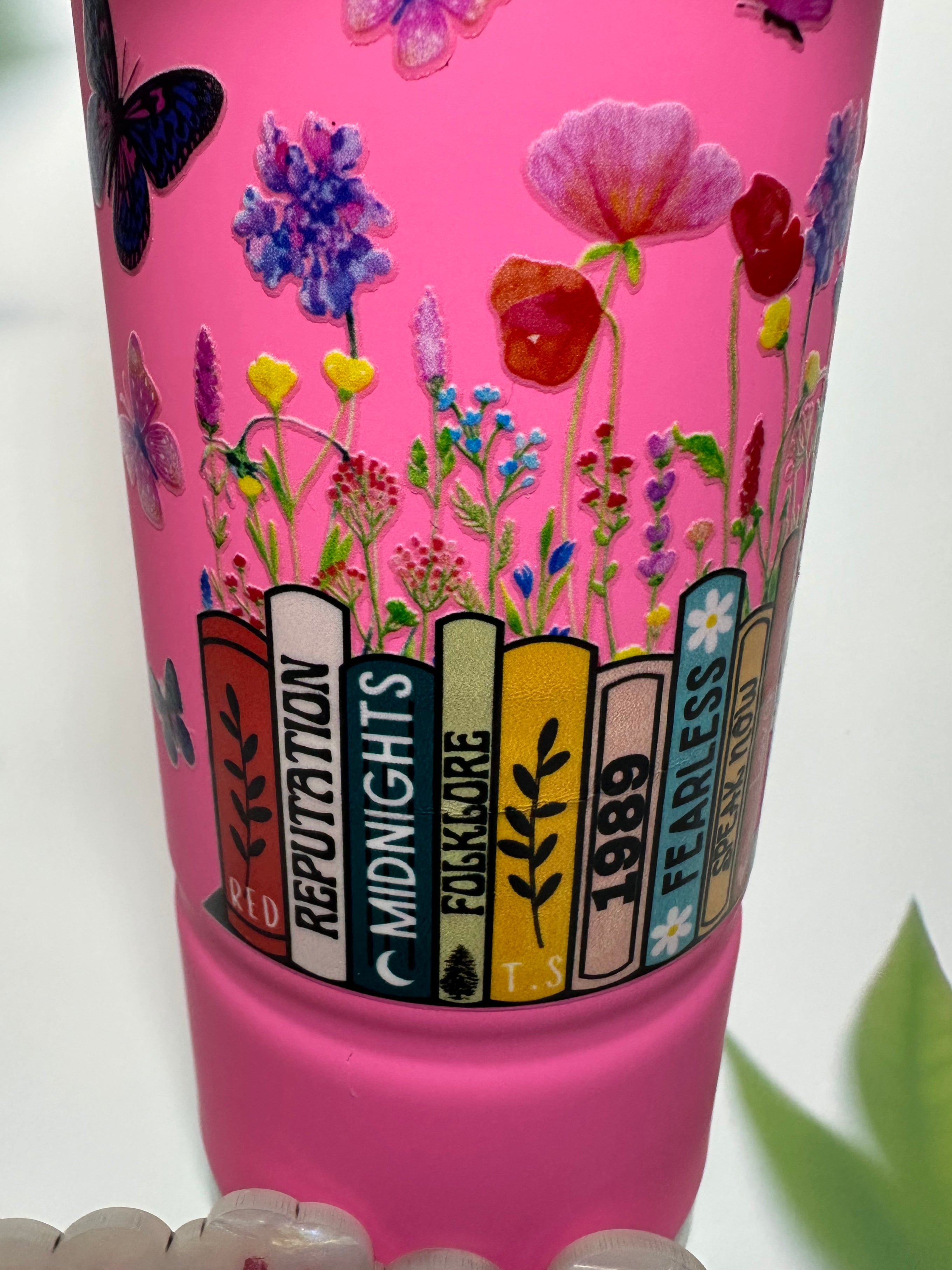 24 oz Taylor's Bookshelf water bottle pink